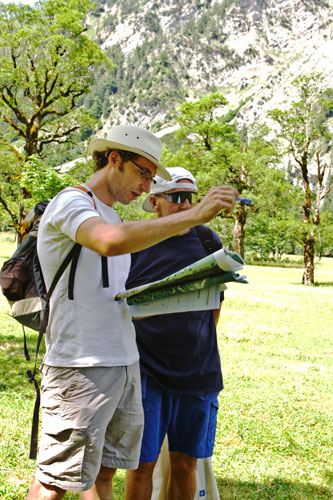 Peter und Andreas suchen die auf der Karte markierten Bäume