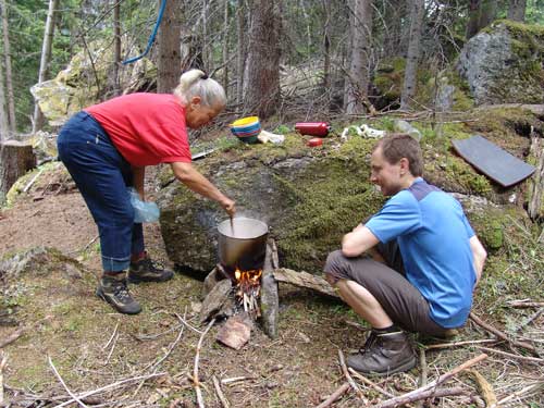 Jutta und Ralf kochen die leckere Bergwaldsuppe.